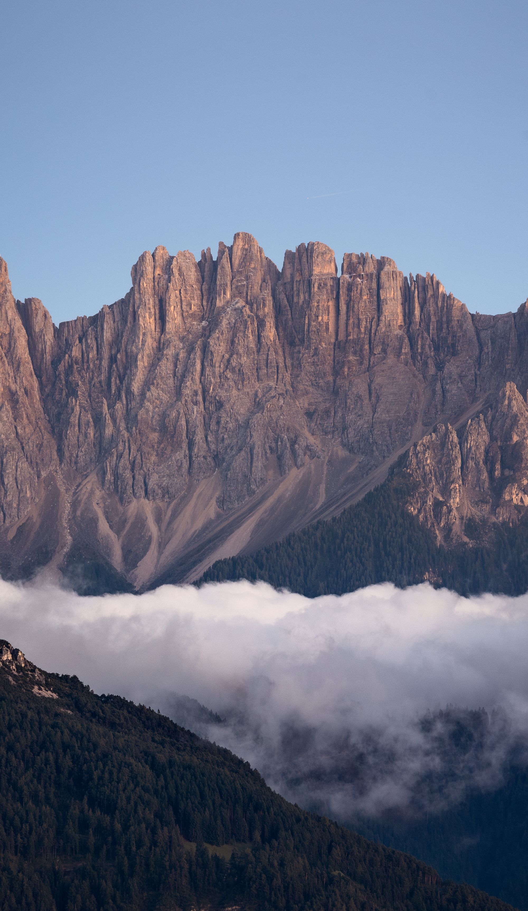 Picos de los Dolomitas al atardecer