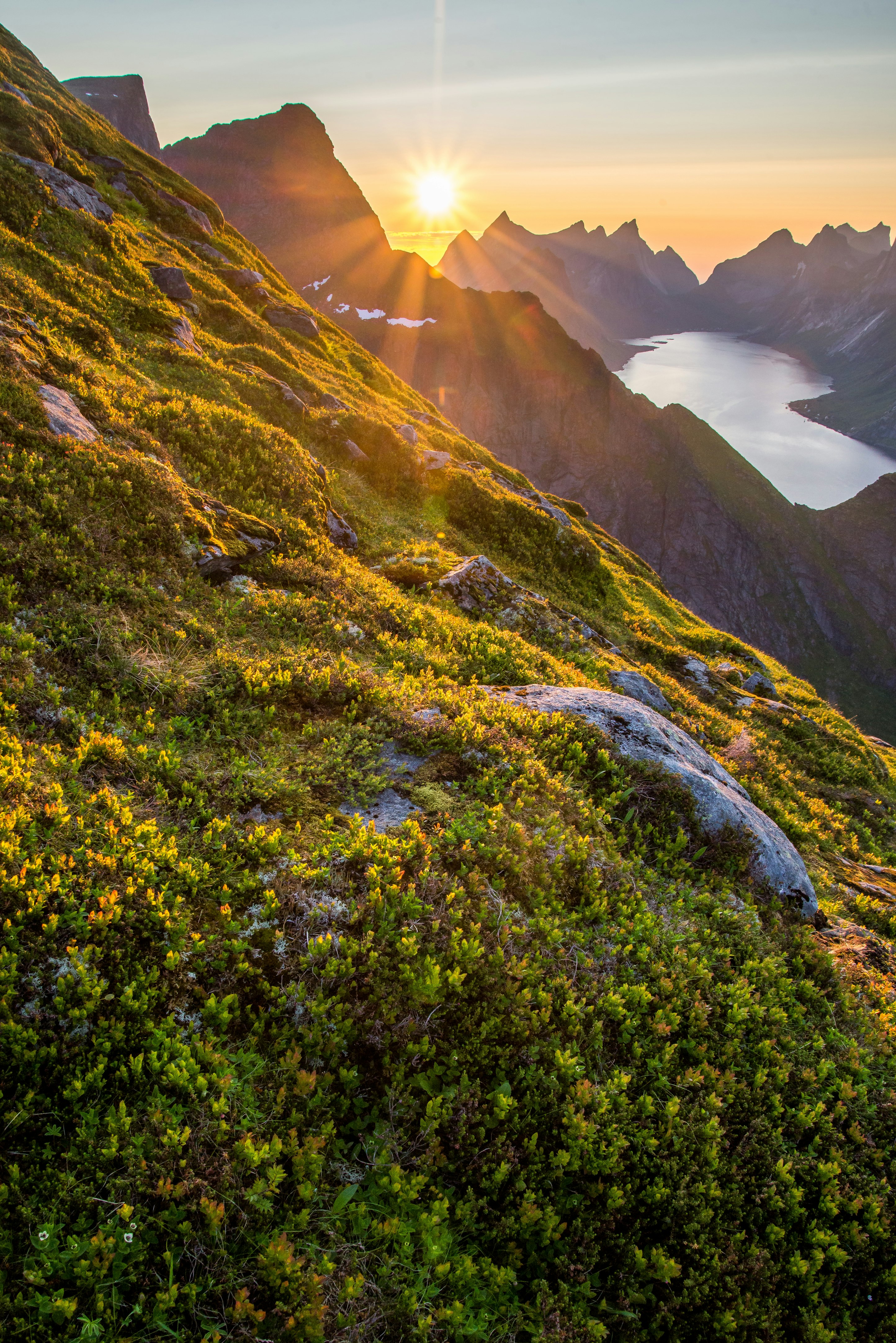 Paisaje de montaña al amanecer